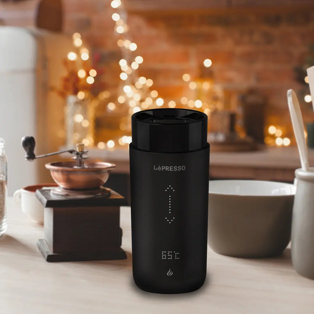 كوب ليبريسو الذكي للسفر لتسخين المشروبات بسعة 355 مل مع قاعدة شحن لاسلكية - اسود | LePresso Travel Heated Mug 12oz with Wireless Charging Pad - Black