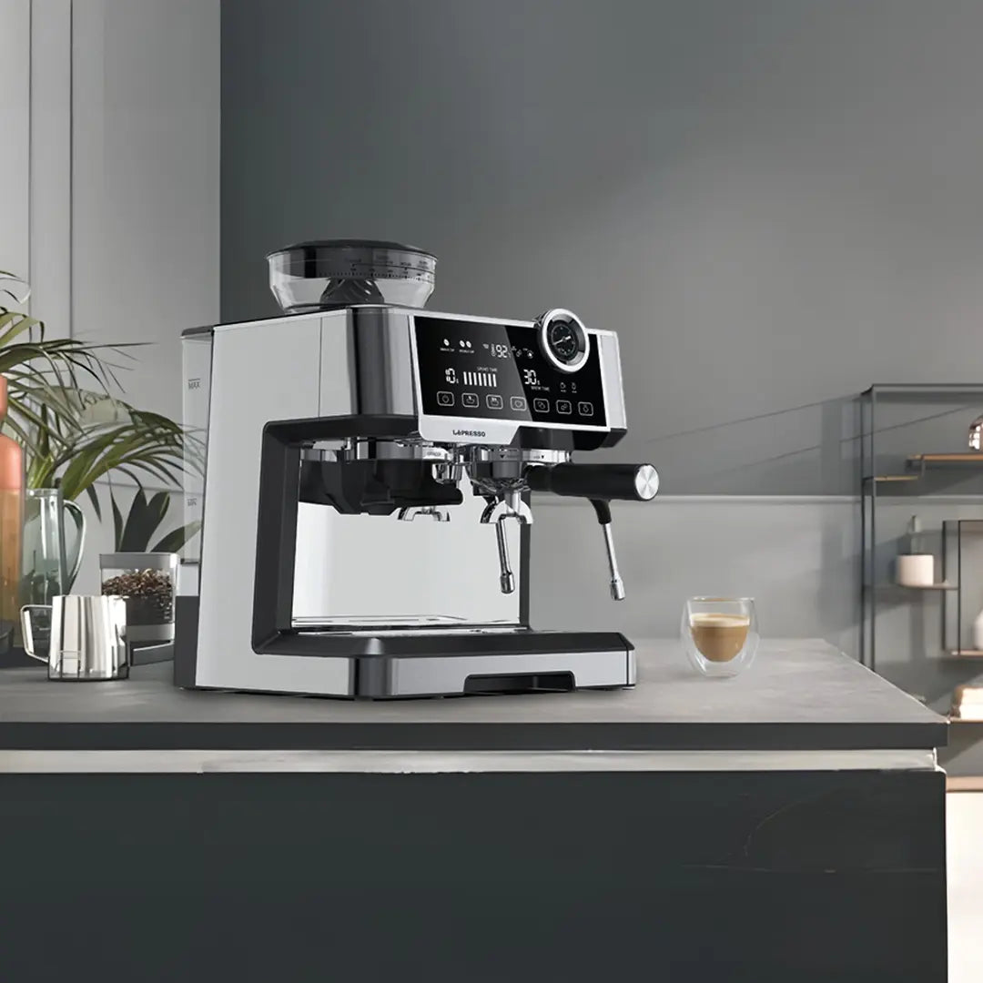 Makîneya Qehweyê ya Dual Boiler LePresso bi Hûrdankê, Pompa Zextê ya 19-bar, û Kapasîteya 2.8L - Zîv